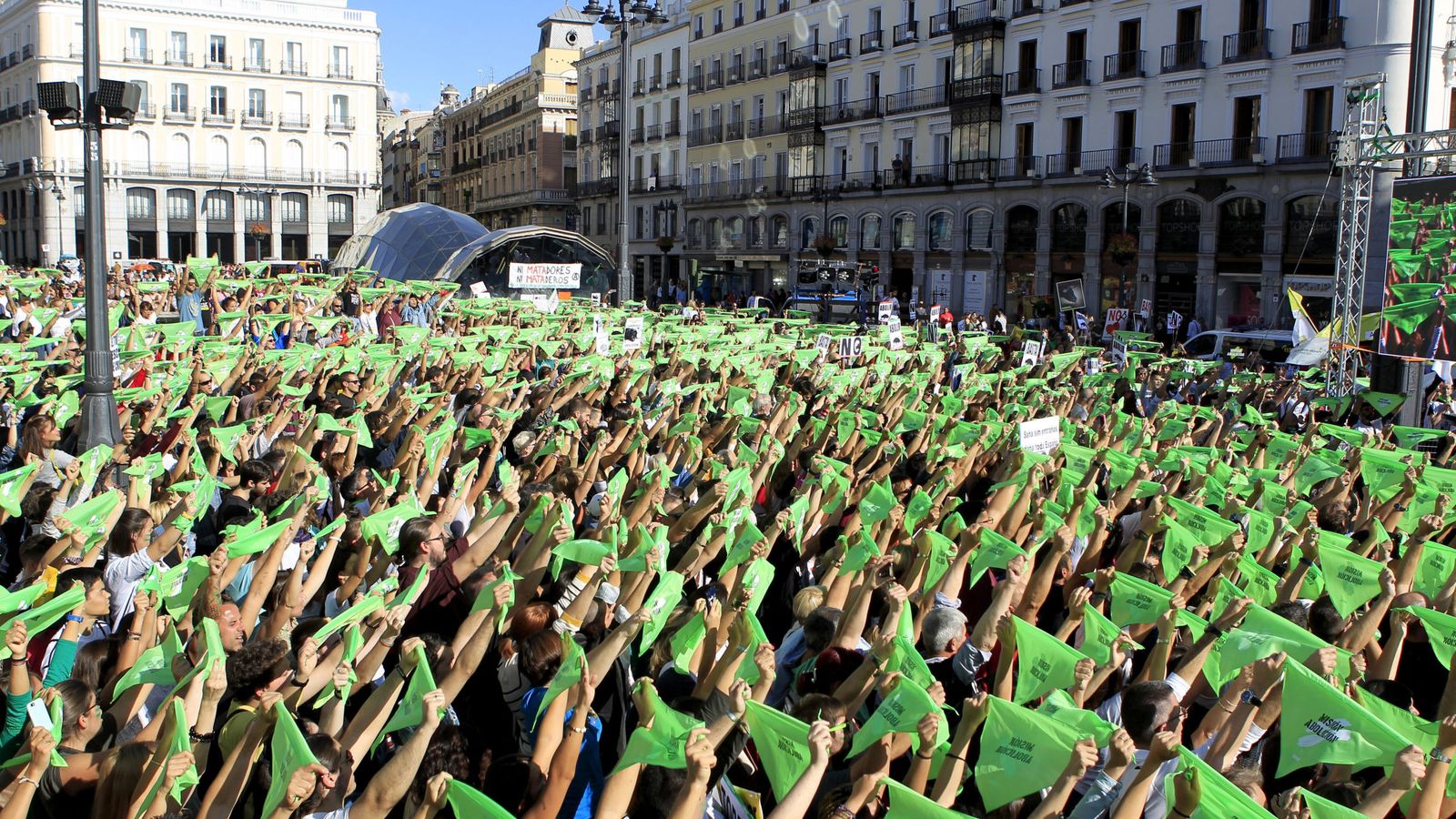 Foto: Miles de simpatizantes, en la Puerta del Sol. (EFE)