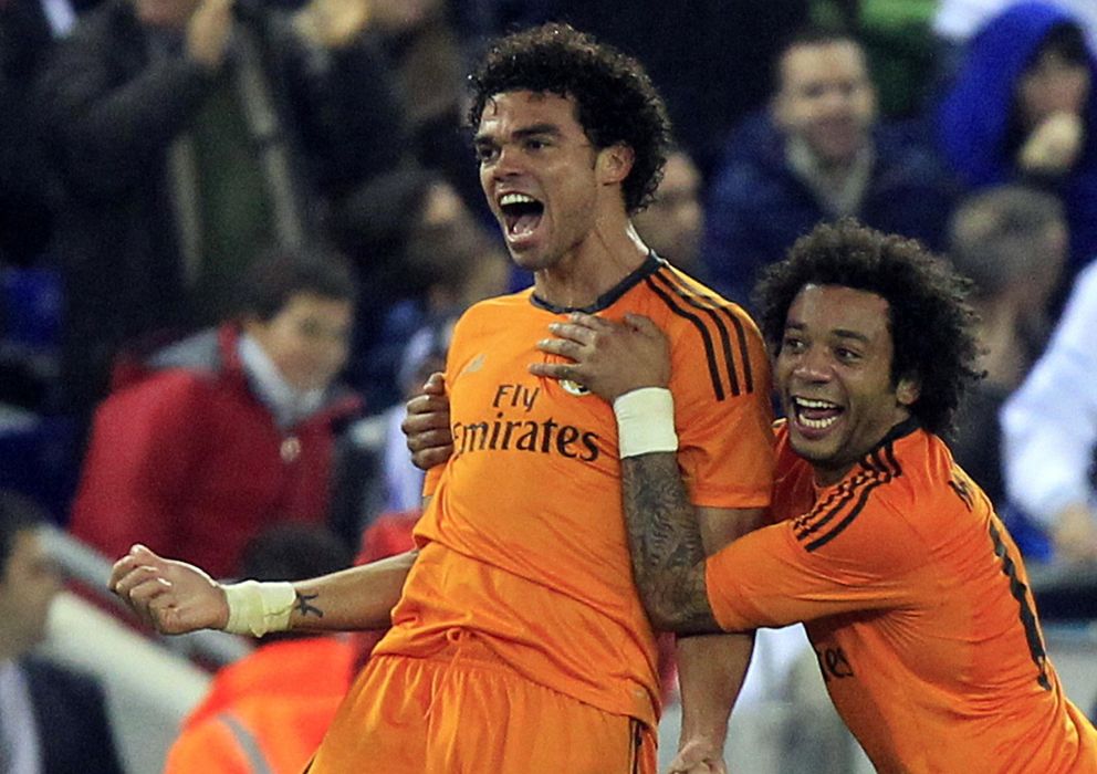 Foto: Pepe es abrazado por Marcelo tras marcar el gol del triunfo (EFE)