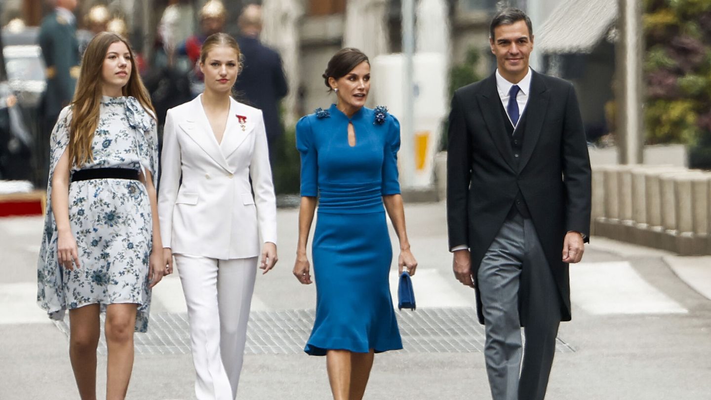 La reina Letizia, la princesa Leonor y la infanta Sofía, acompañadas por el presidente del Gobierno, Pedro Sánchez, a su llegada al Congreso de los Diputados. (EFE/Sergio Pérez)