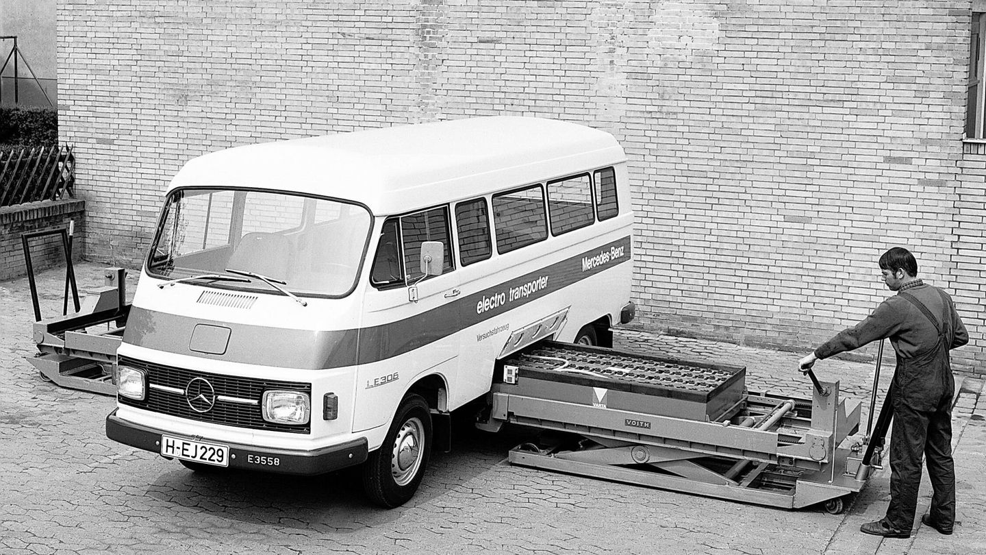 La Mercedes-Benz LE 306 experimental de 1972 equipaba una batería Varta de 22 kWh que pesaba 860 kilos.
