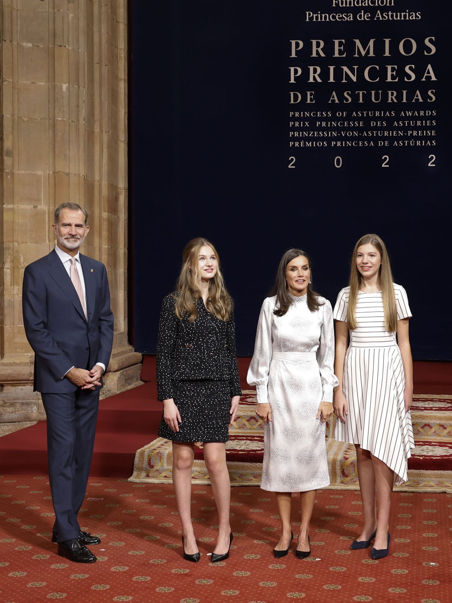 Los Reyes, con Leonor y Sofía en la audiencia de los Premios Princesa de Asturias. (EFE/Ballesteros)