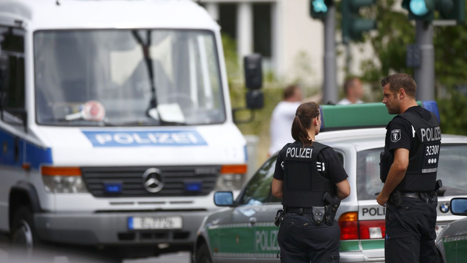 Foto: La Policía alemana asegura la zona aledaña a la clínica en Steglitz. (REUTERS)