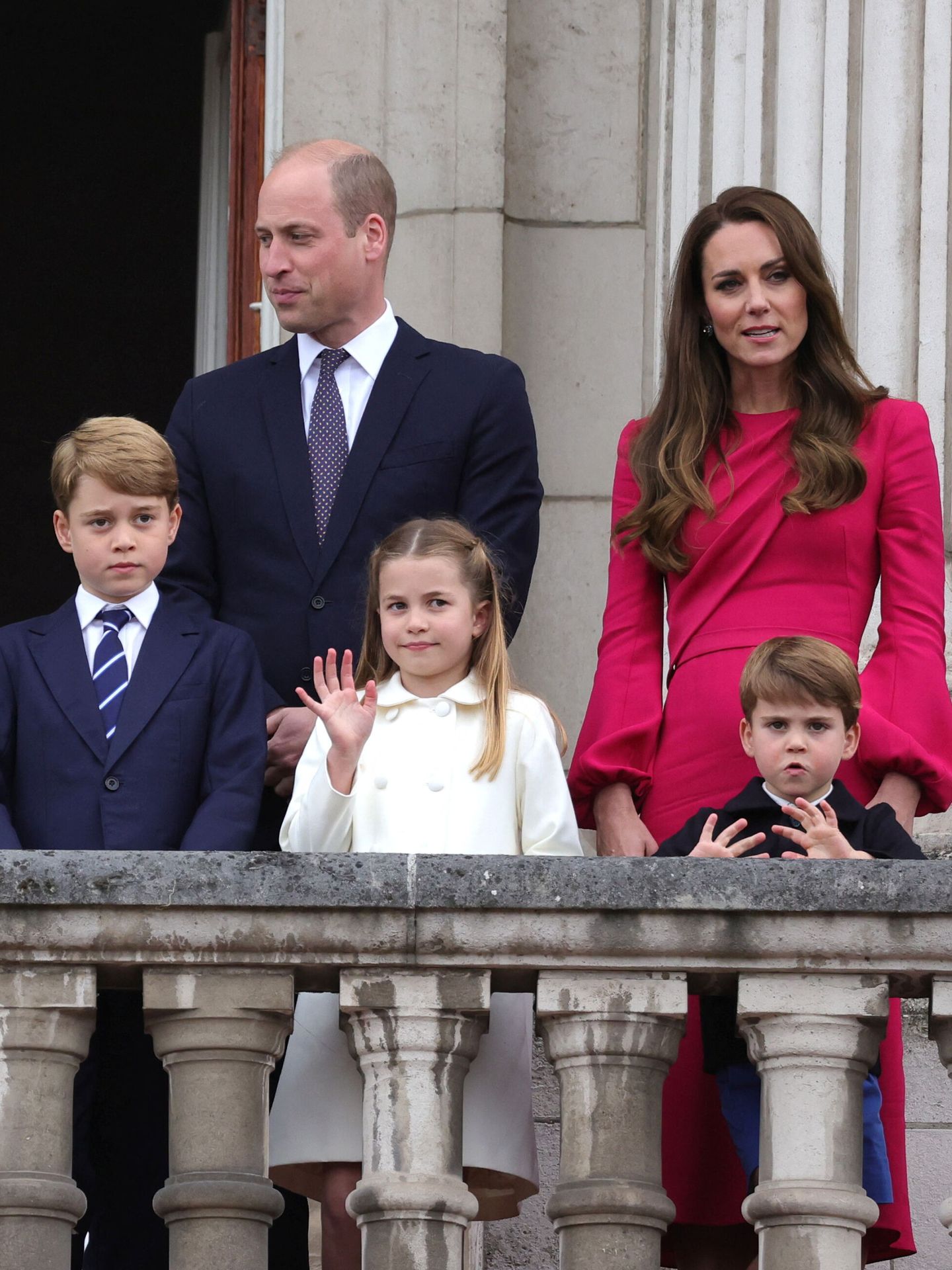 Los duques de Cambridge, junto a sus tres hijos en el Jubileo de Platino. (Reuters/Pool/Chris Jackson)