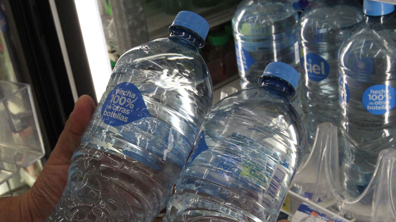 Botellas de agua hechas con plástico reciclado. (EFE)