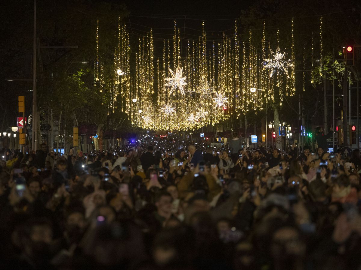 Foto: Encendido de las luces de navidad en Barcelona. (EFE/Marta Pérez)