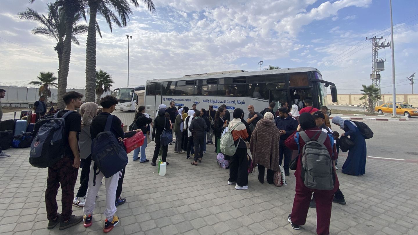 RAFAH (GAZA), 13 11 2023.- Un total de 41 palestinos con pasaporte español y sus familiares están incluidos hoy en la lista de la Autoridad General de Cruces y Fronteras de Gaza para salir este lunes de la Franja a Egipto a través del cruce de Rafah, en el día 38 de guerra entre Israel y Hamás. En la imagen, varias personas junto a un autocar espera para poder salir de Gaza. EFE   Anas Baba 