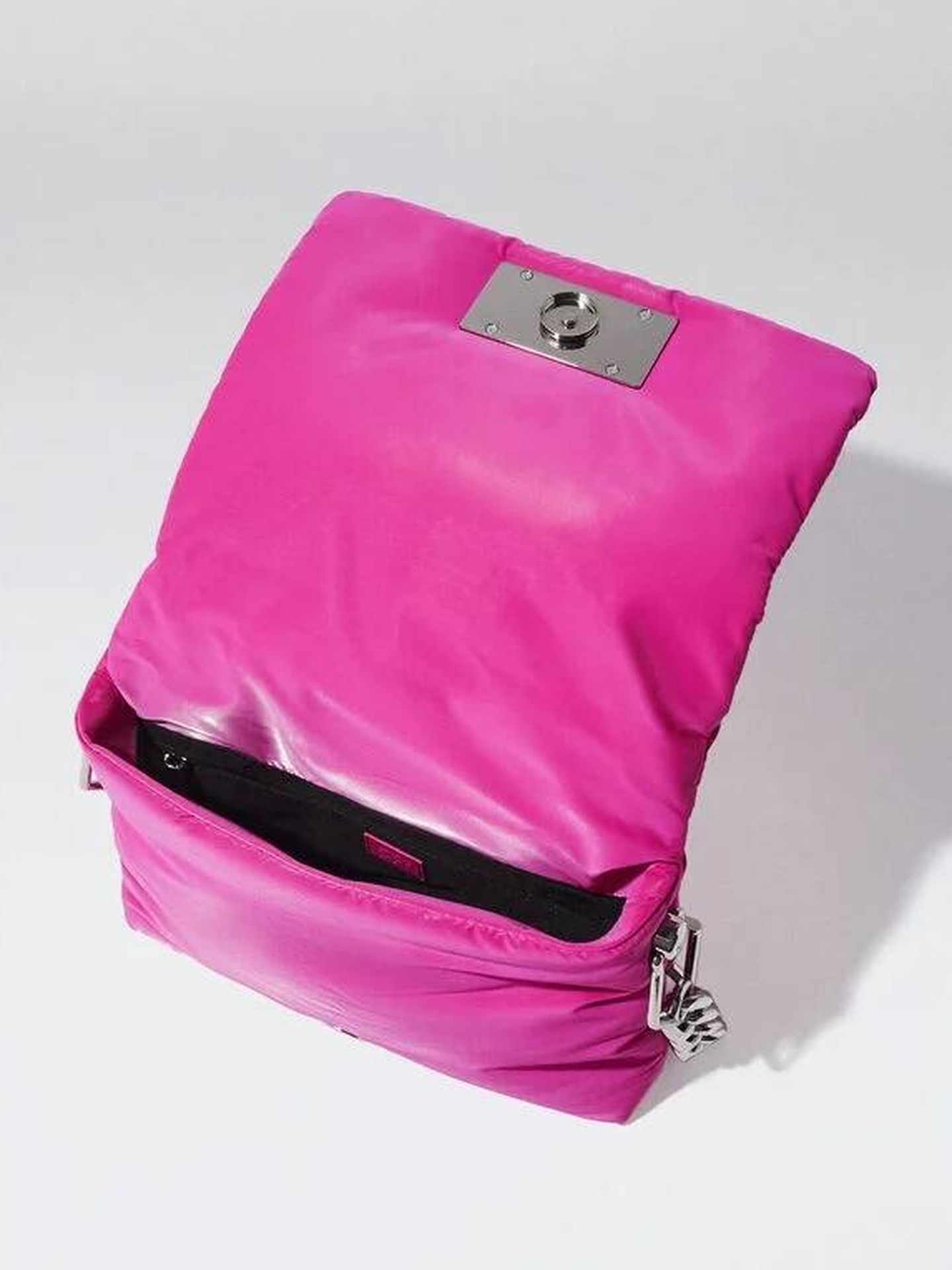 Bolso Parfois con solapa en color rosa. (Cortesía/ Parfois)