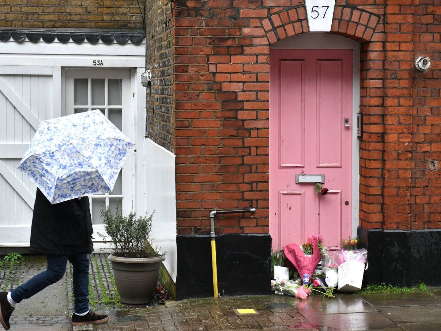 Un tributo floral a la presentadora en la que fuera su casa en Londres. (Getty)