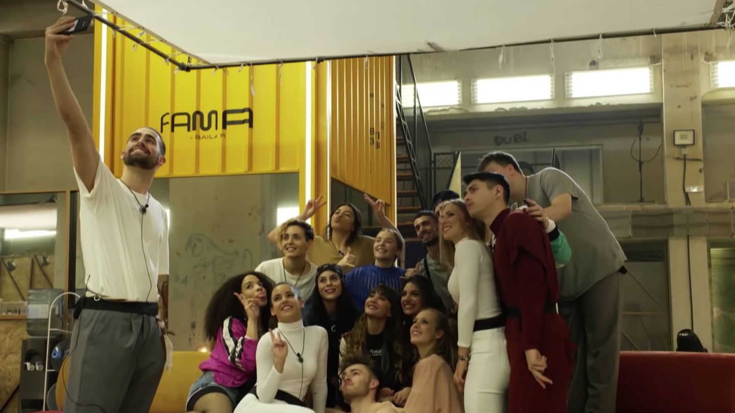 Selfi de los concursantes de 'Fama, a bailar' con Ana Guerra y Aitana. (Movistar+)