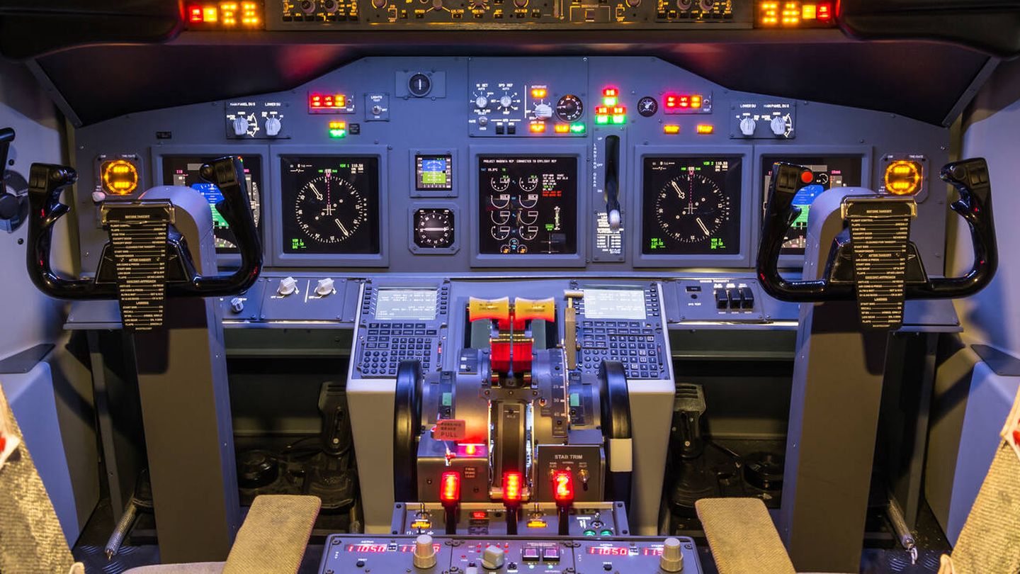 Cabina de un Boeing 737-800 con los mandos situados entre las piernas de los pilotos. (iStock)