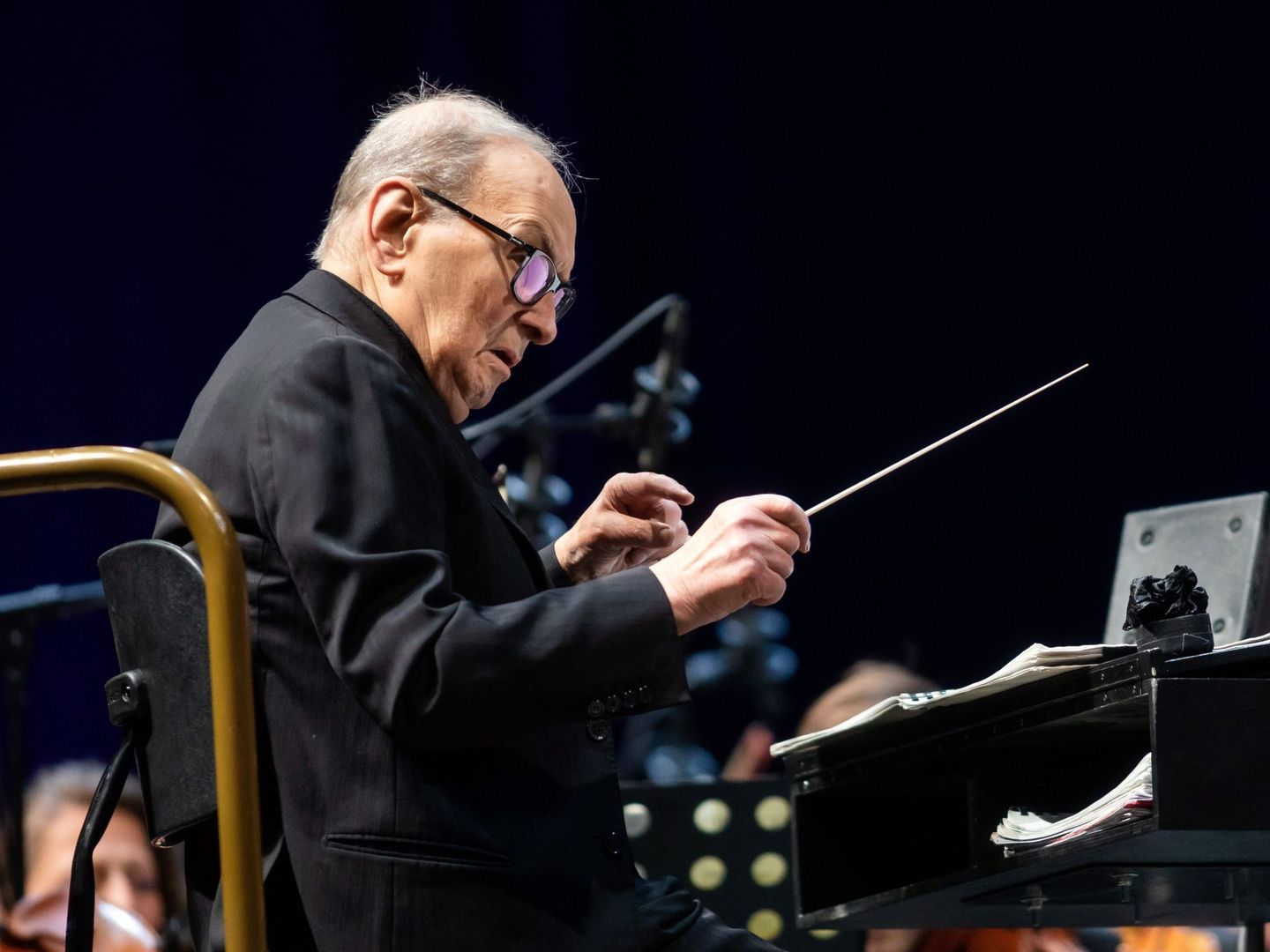 El compositor italiano Ennio Morricone dirige durante su concierto en Budapest (EFE) 