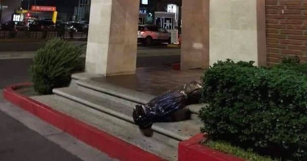 Foto: El supuesto cadáver, colocado a la entrada del restaurante (Foto: Facebook)
