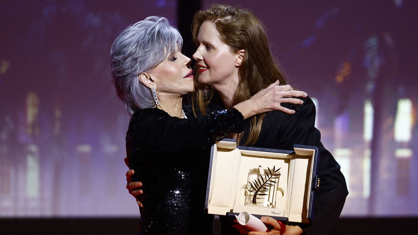 Jane Fonda le entrega la Palma de Oro a Justine Triet. (Reuters)