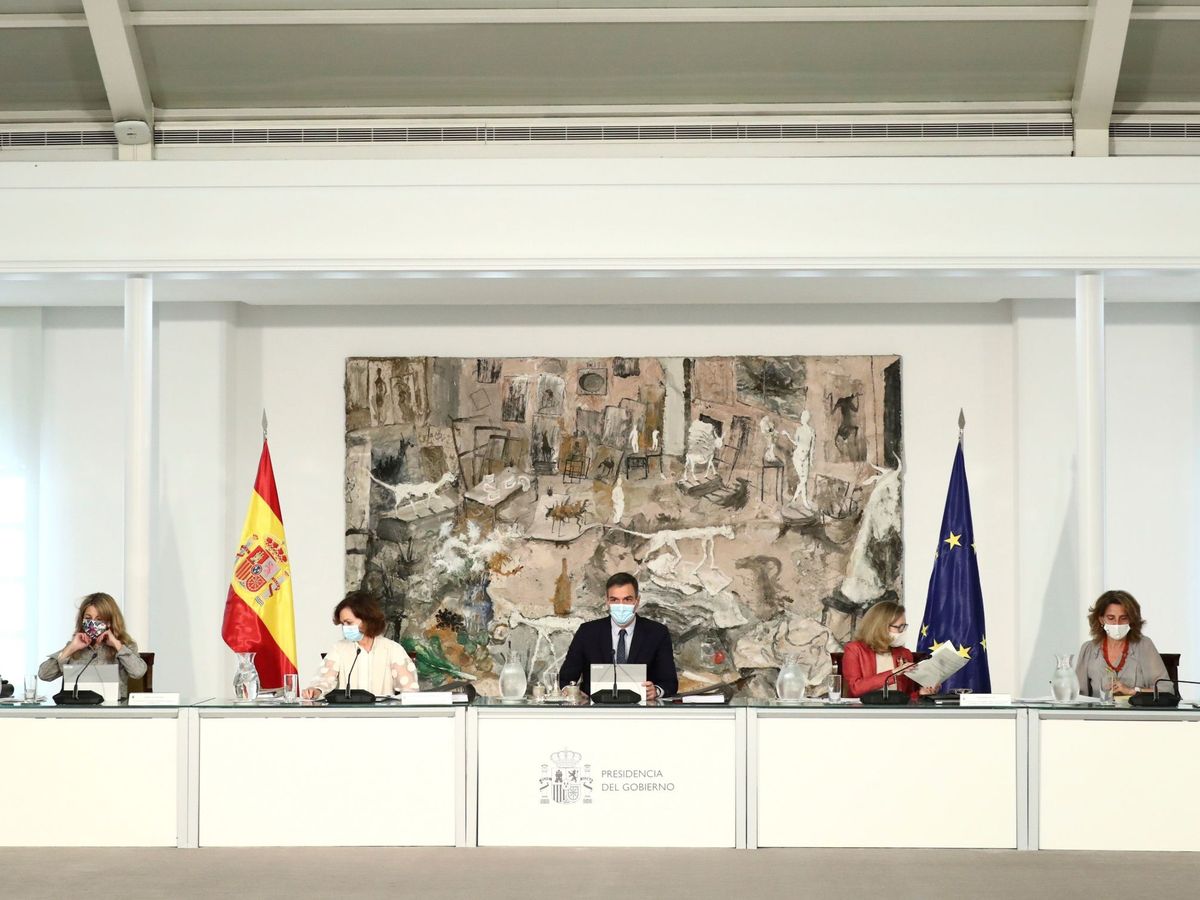 Foto: El presidente del Gobierno, Pedro Sánchez (c), durante la reunión del Consejo de Ministros celebrada este martes en el complejo de Moncloa. (EFE)