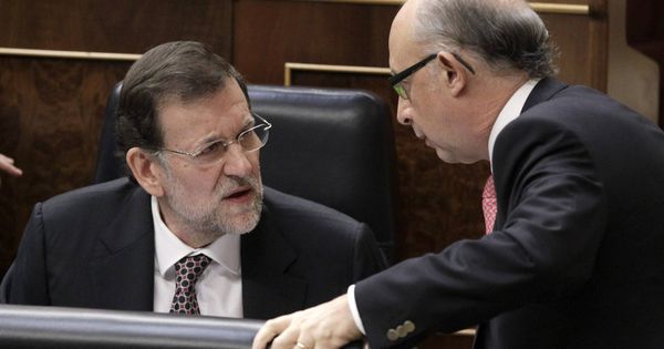 Foto: El presidente del Gobierno, Mariano Rajoy (i), conversa con el ministro de Hacienda, Cristóbal Montoro, en 2012. (EFE)