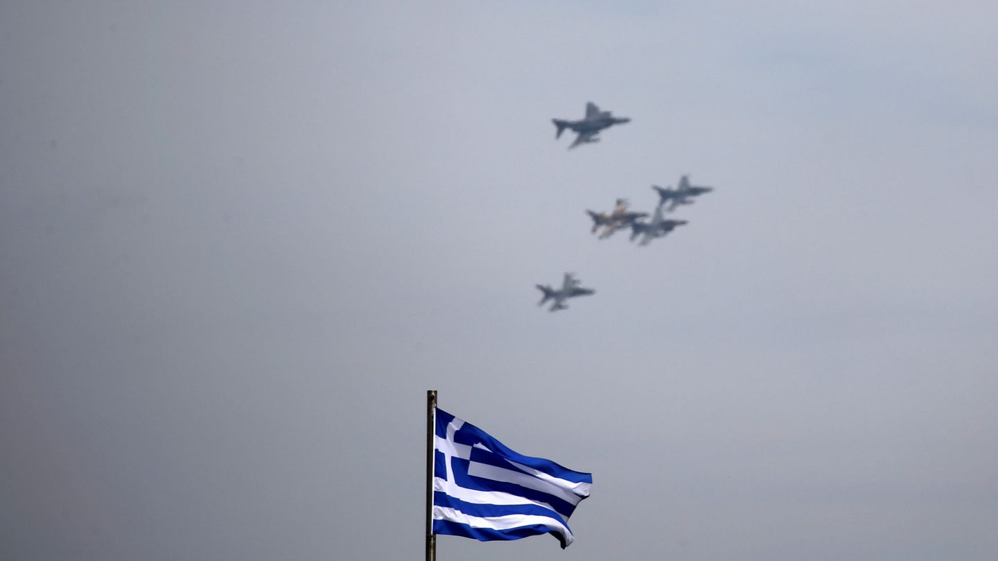 Cazas de la fuerza aérea de Grecia sobrevuelan Atenas durante una exhibición aérea, en abril de 2017. (Reuters)
