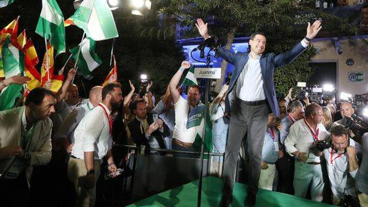 Juanma Moreno celebra la victoria del PP. (EFE/José Manuel Vidal)