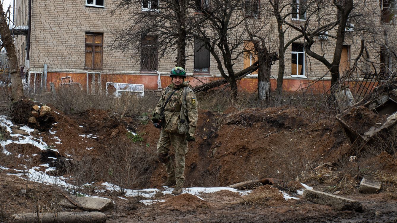 Foto: Un soldado en Donetsk tras un ataque. (Europa Press/Suma Press/Madeleine Kelly)