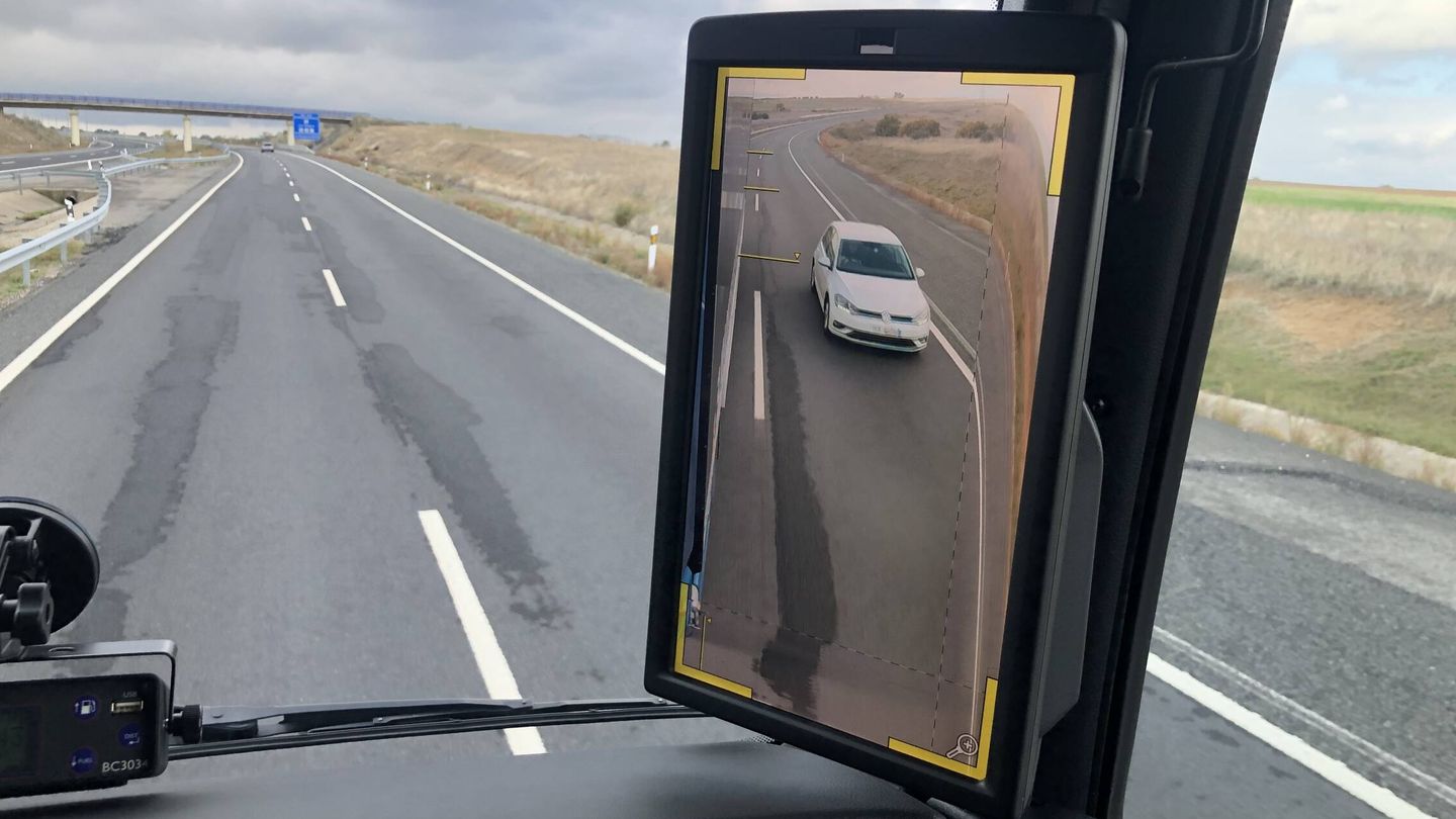 Si cuando aún no hemos rebasado por completo al vehículo intentamos volver a la derecha, la pantalla parpadea.