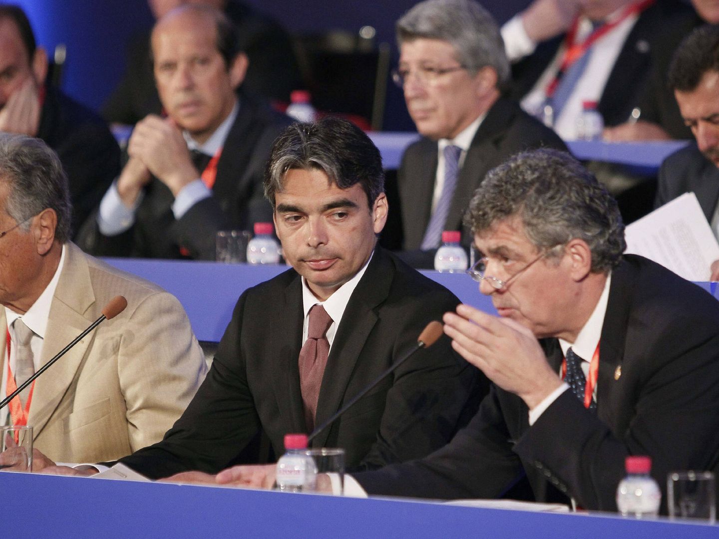 Albert Soler, cuando presidía el CSD, entre Padrón y Villar, durante la Asamblea General de la RFEF. (EFE)