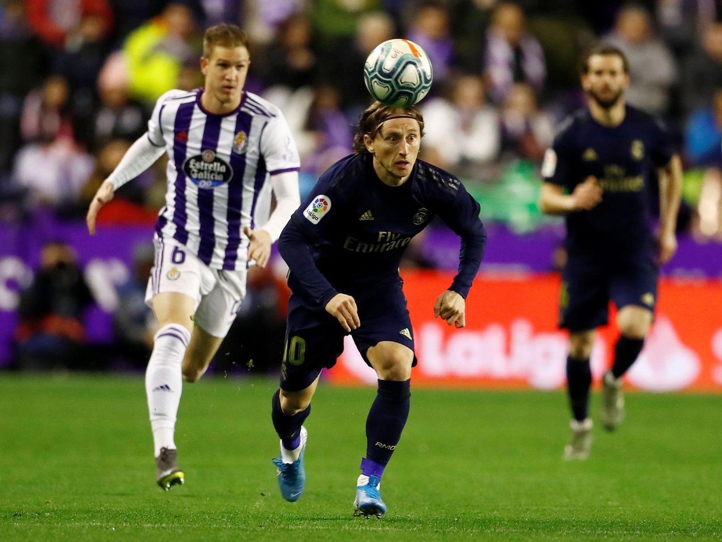 Modric controla un balón en el partido contra el Valladolid. (Efe)