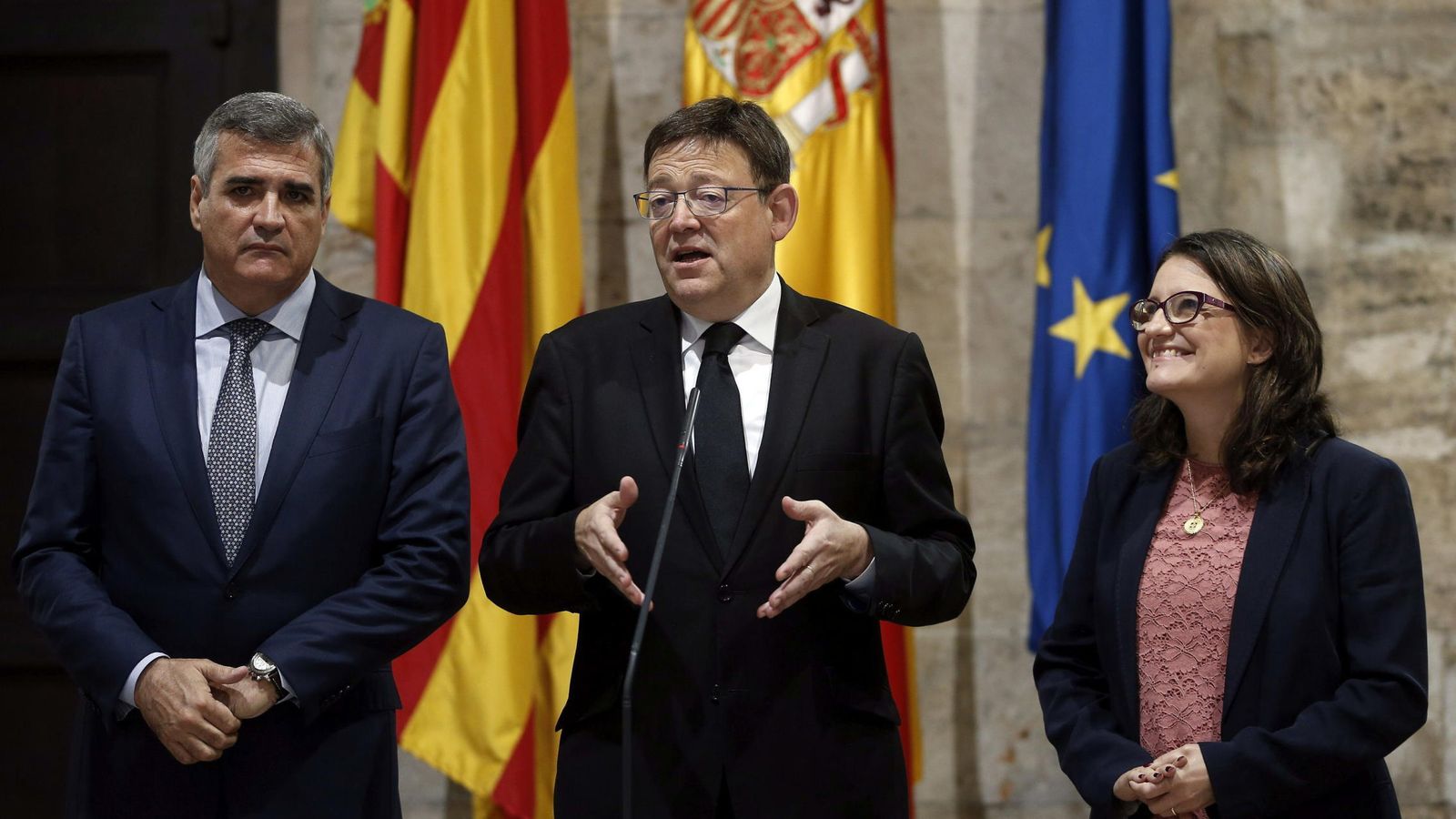 Foto: El president del Gobierno valenciano, Ximo Puig, la vicepresidenta y consellera de Igualdad, Mònica Oltra, y el presidente de Baleària, Adolfo Utor. (EFE)