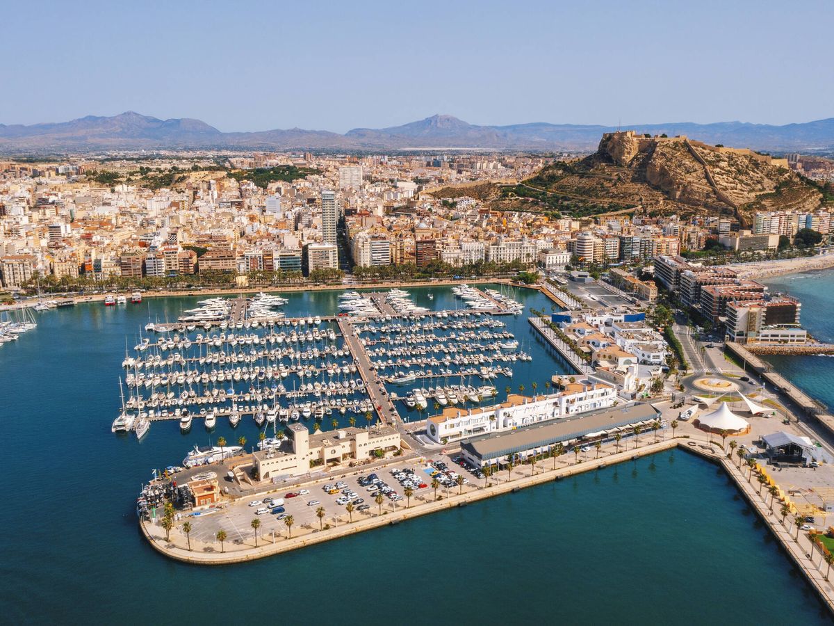 Foto: Vista aérea de la ciudad de Alicante con puerto en la Costa Blanca España. (iStock)