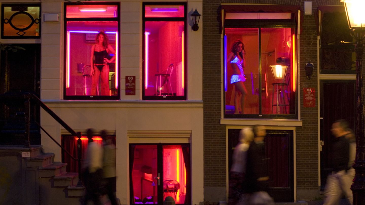 Prostitutas en los escaparates del 'Barrio Rojo' de Ámsterdam. (Corbis)