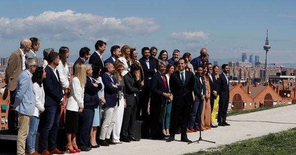 Foto: Ignacio Aguado, con los miembros de su candidatura. (EFE)