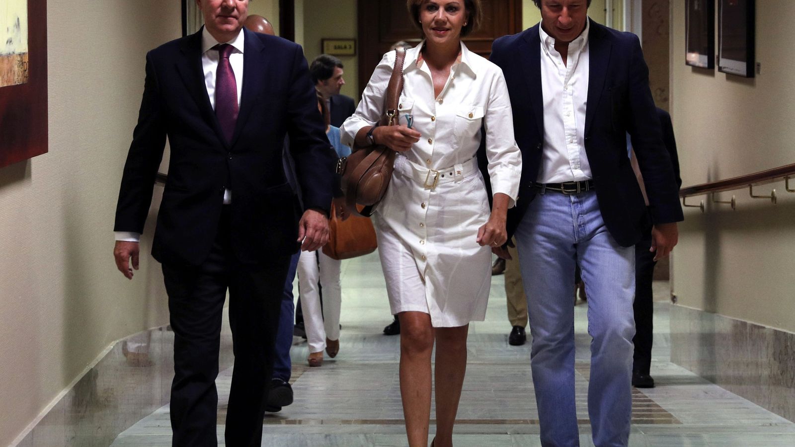 Foto: La secretaria general del PP, María Dolores de Cospedal, tras recoger su acta de diputada. (EFE)