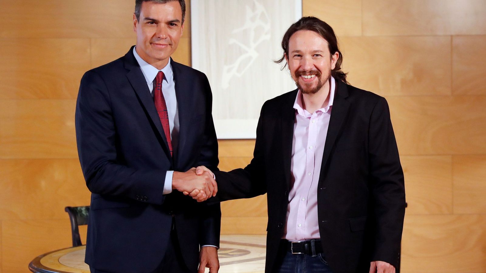 Foto: El presidente del Gobierno, Pedro Sánchez (i), y el líder de Podemos, Pablo Iglesias, durante su última reunión en el Congreso. (EFE)