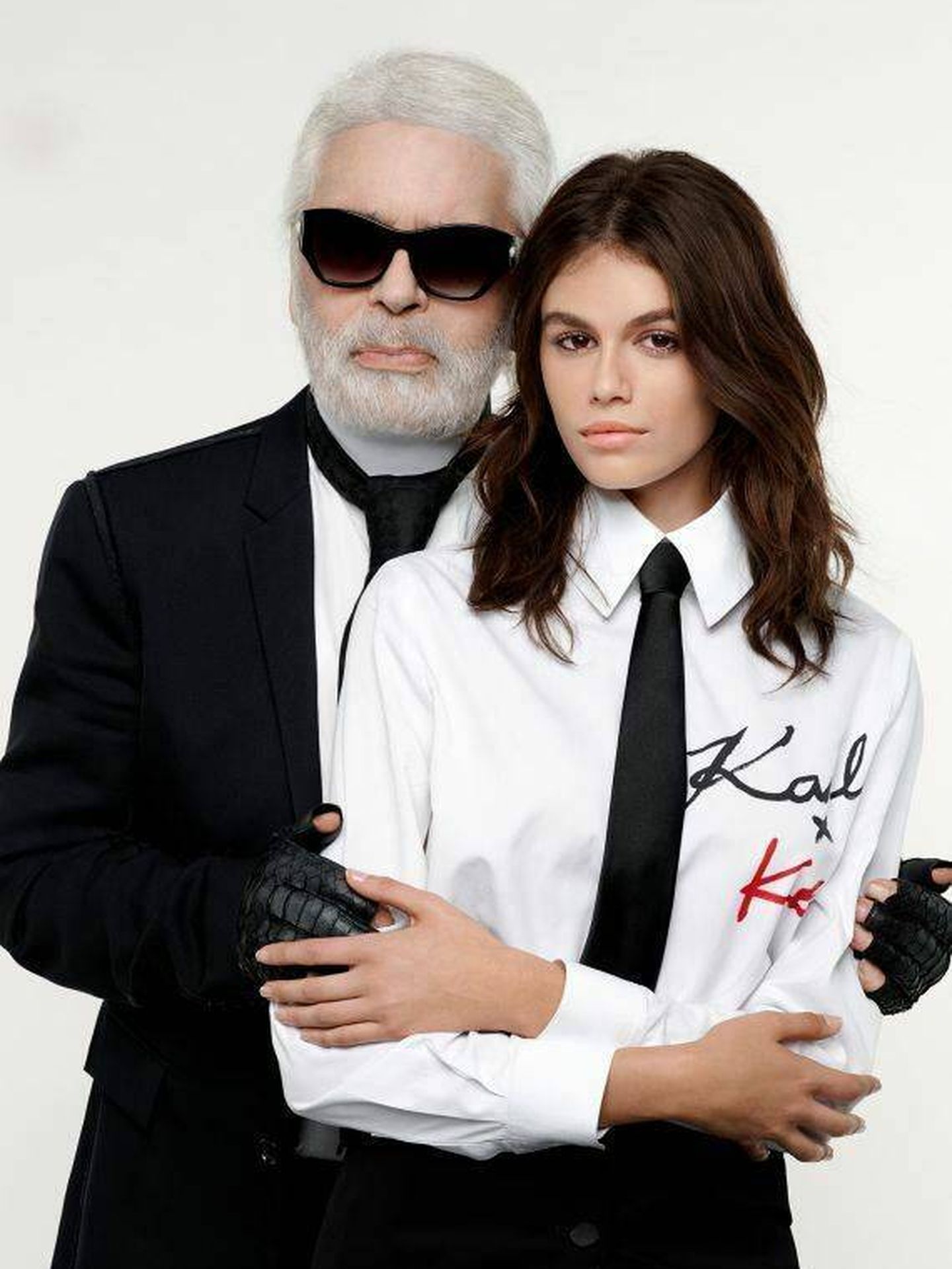 Kaia Gerber posa junto a Karl Lagerfeld para la colaboración de su firma. (Cortesía)
