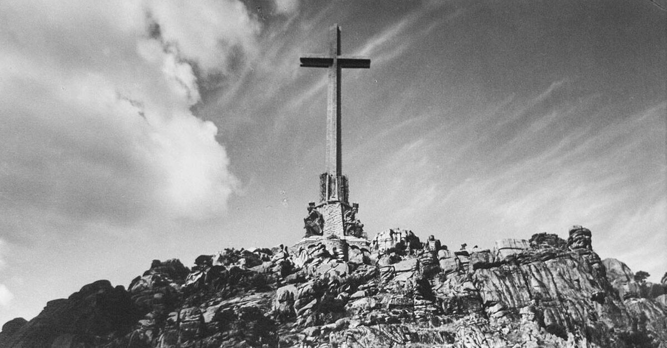 La cruz del Valle de los Caídos nada más terminarse. (Archivo/Diego Méndez)