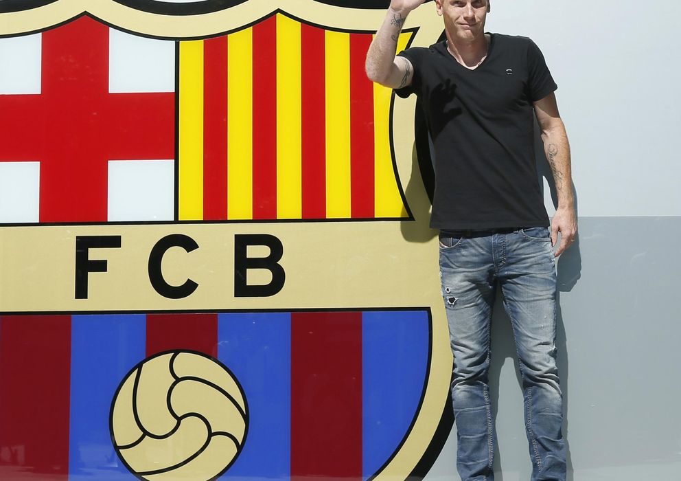 Foto: Jeremy Mathieu posa delante del escudo del Barcelona (Reuters)