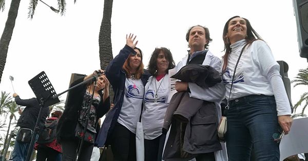 Foto: Los impulsores del movimiento ciudadano 'Mos Movem', entre ellos Úrsula Mascaró (i) y Manuela Cañadas (d). 