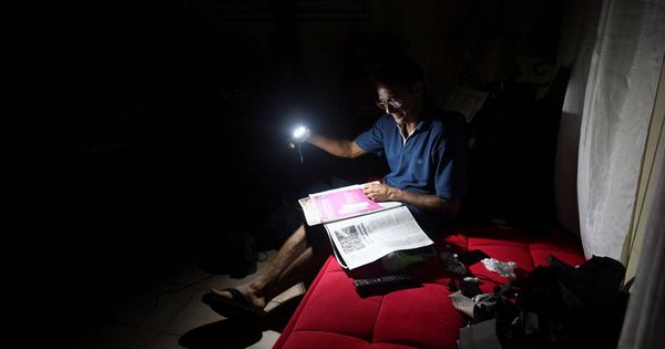 Foto: La linterna es una de las aplicaciones más utilizadas en los smartphones (Reuters/Alvin Baez)