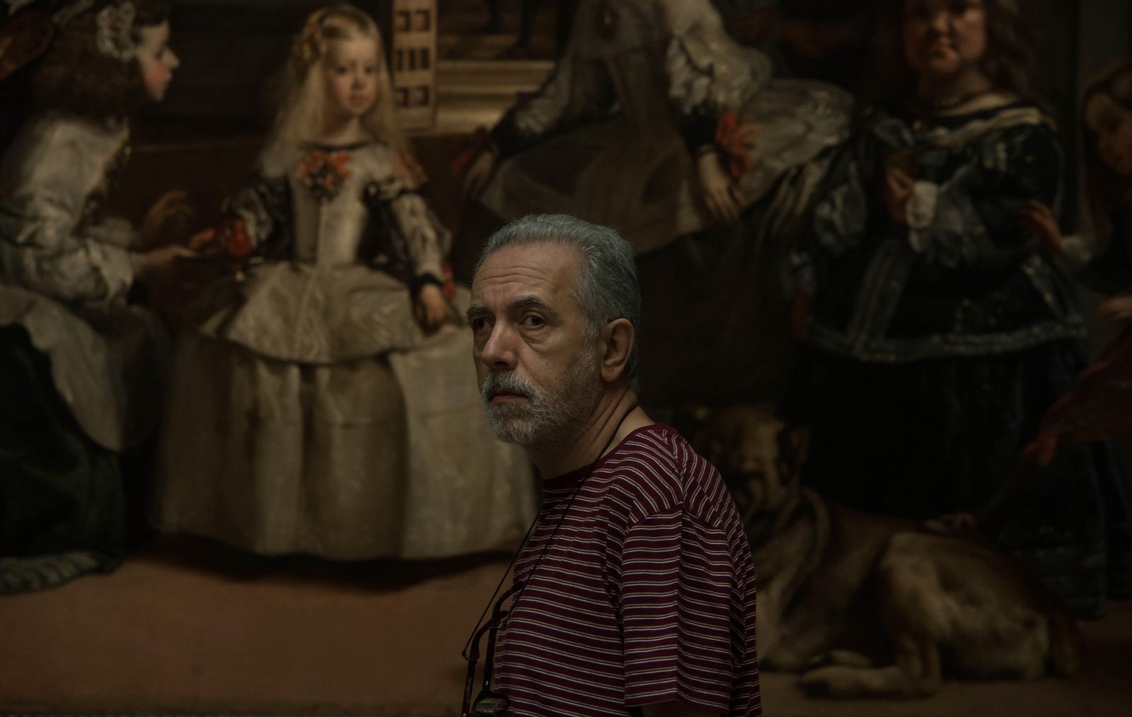 Foto: Fernando Trueba junto a 'Las meninas' de Velázquez, una de sus pinturas favoritas del Prado. (PABLO LÓPEZ LEARTE)