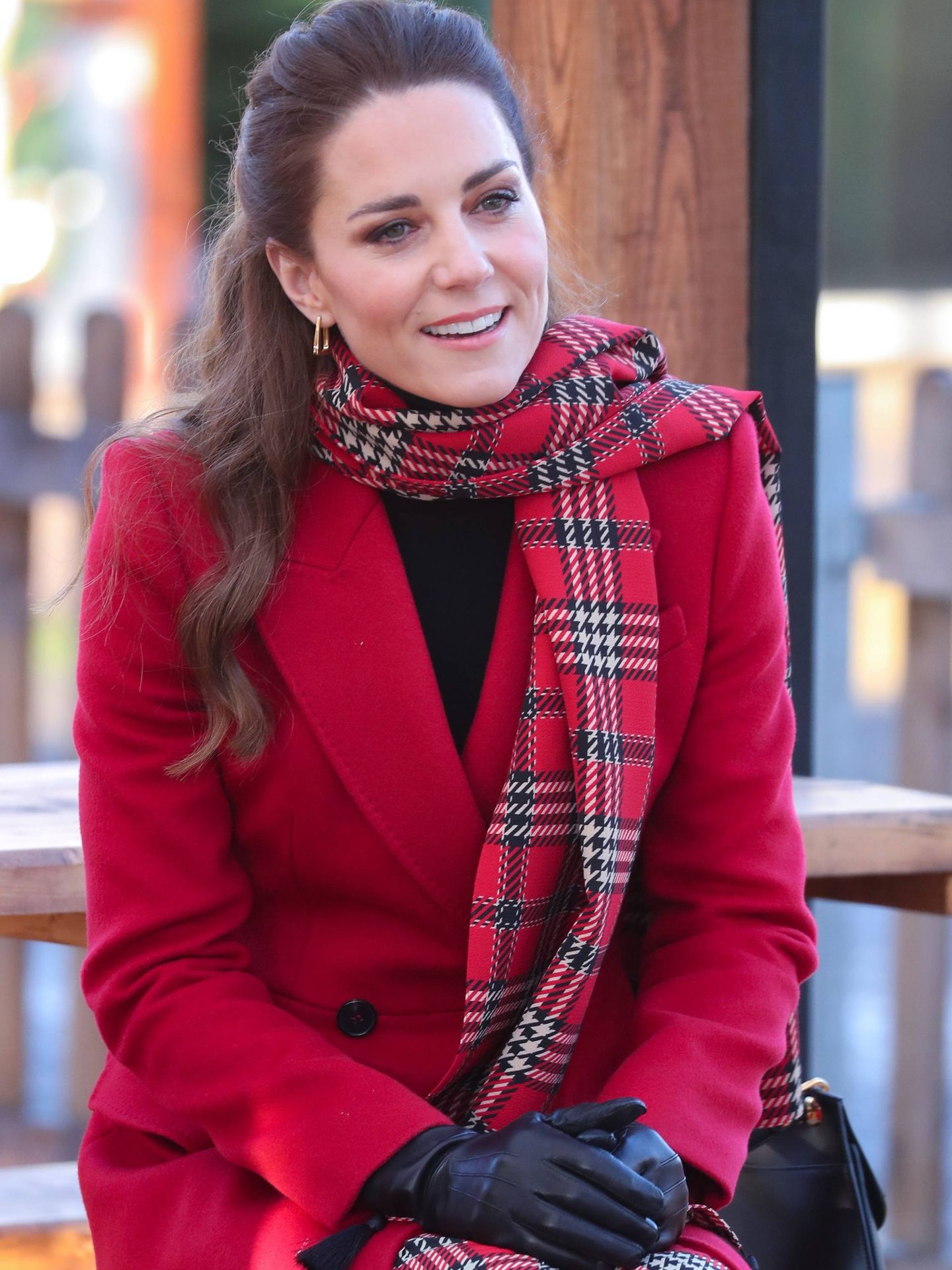 La duquesa de Cambridge, con su abrigo rojo de Alexander McQueen. (CP)