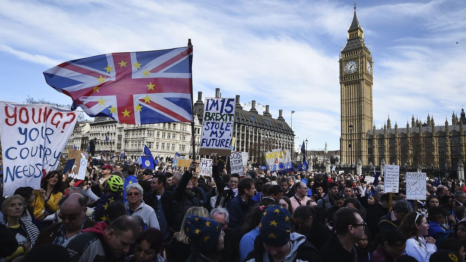 Foto: Manifestantes muestran su desacuerdo con el Brexit durante una protesta ante el Parlamento en Londres. (EFE)