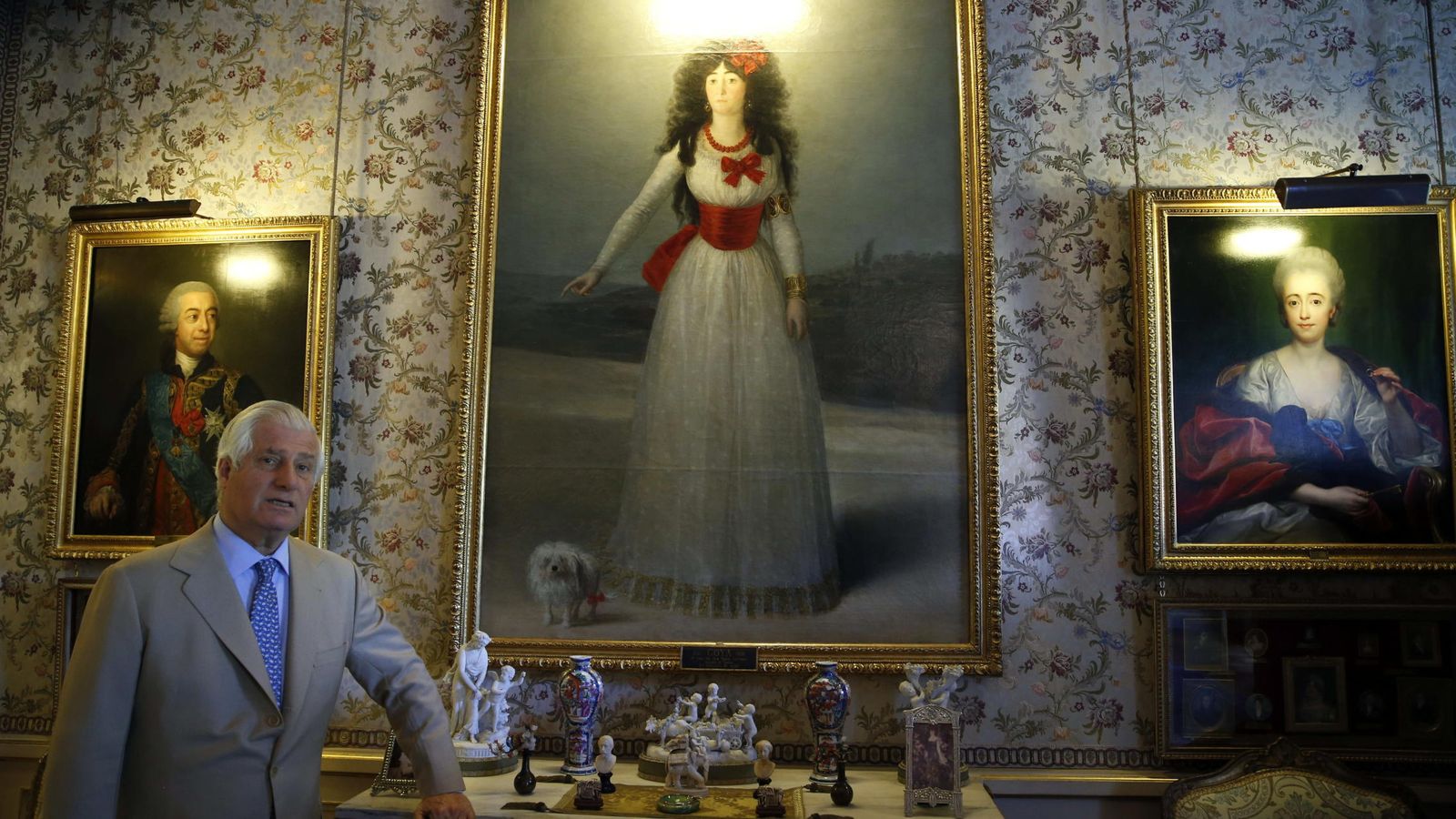 Foto: Carlos Fitz-James Stuart Martínez de Irujo, XIX duque de Alba, junto al retrato de la Duquesa de Alba. (EFE)