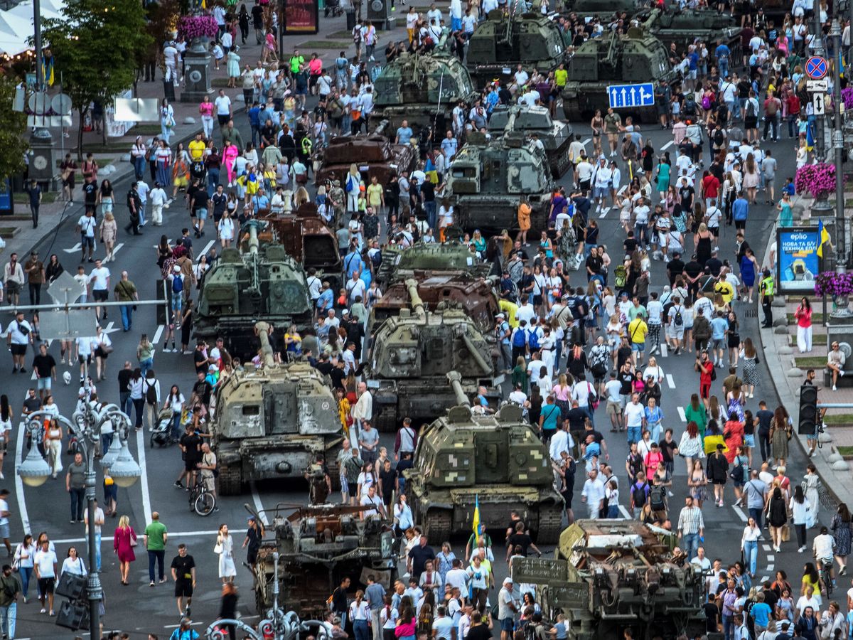 Foto: Tanques y blindados rusos en una de las principales avenidas de Kiev. (Reuters/Vladyslav Musiienko)