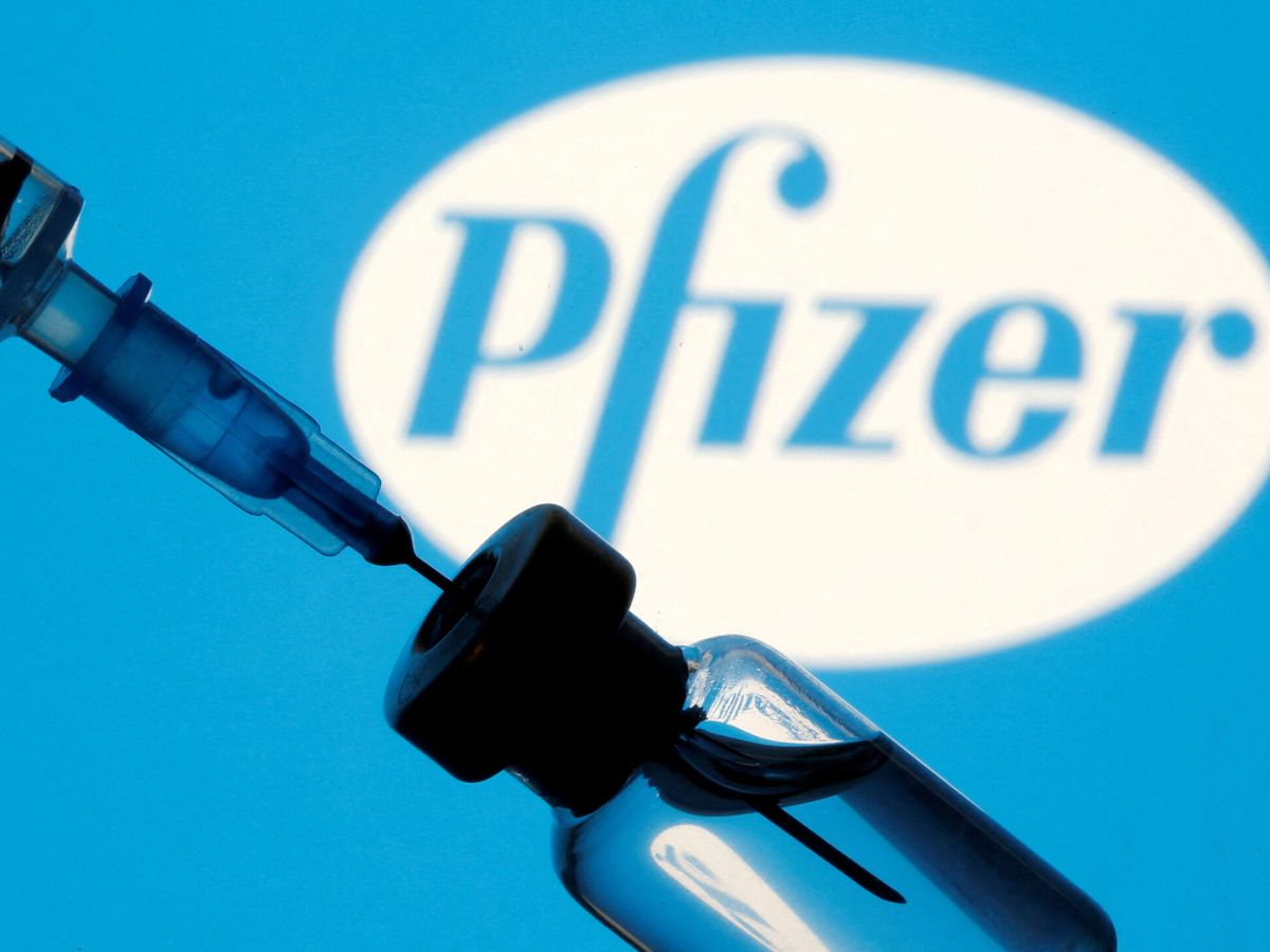 Foto: Imagen de una jeringuilla y un vial frente a un logo de Pfizer. (Reuters/ Dado Ruvic)