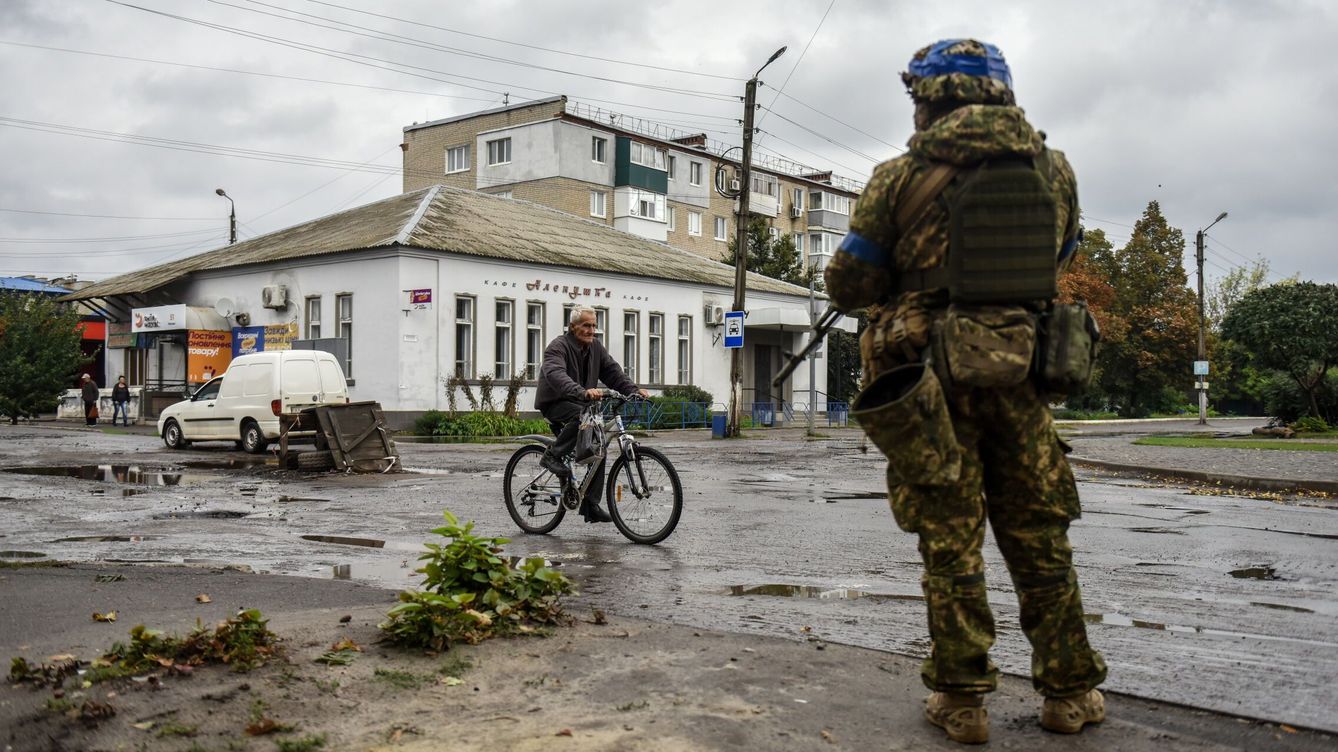 Foto: Un soldado ucraniano en Járkov. (EFE/EPA/Oleg Petrasyuk)