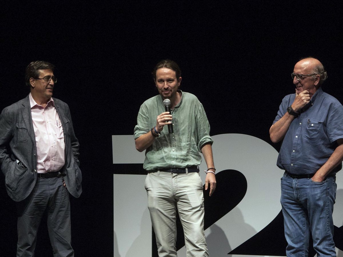 Foto: Pablo Iglesias, junto a Jaume Roures, en un acto. (EFE/Román Ríos)