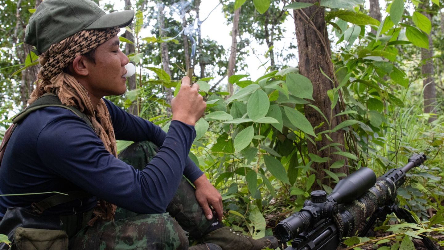 Un guerrillero karenni fuma un cigarrillo birmano mientras vigila una base enemiga del Ejército cerca de la frontera con Tailandia. (A. P)
