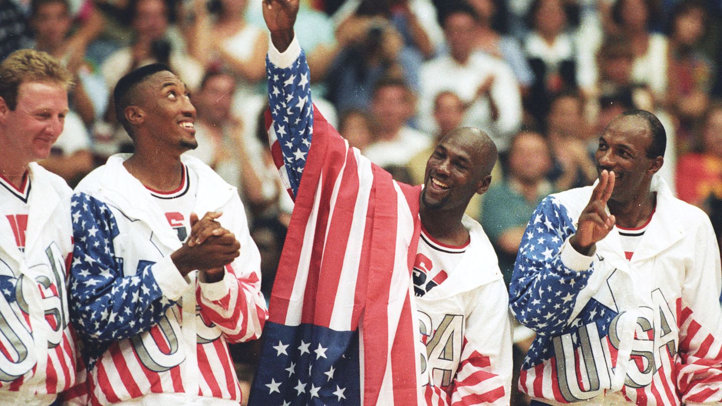 Michael Jordan, y otros miembros del Dream Team, celebrando una victoria. (Reuters)