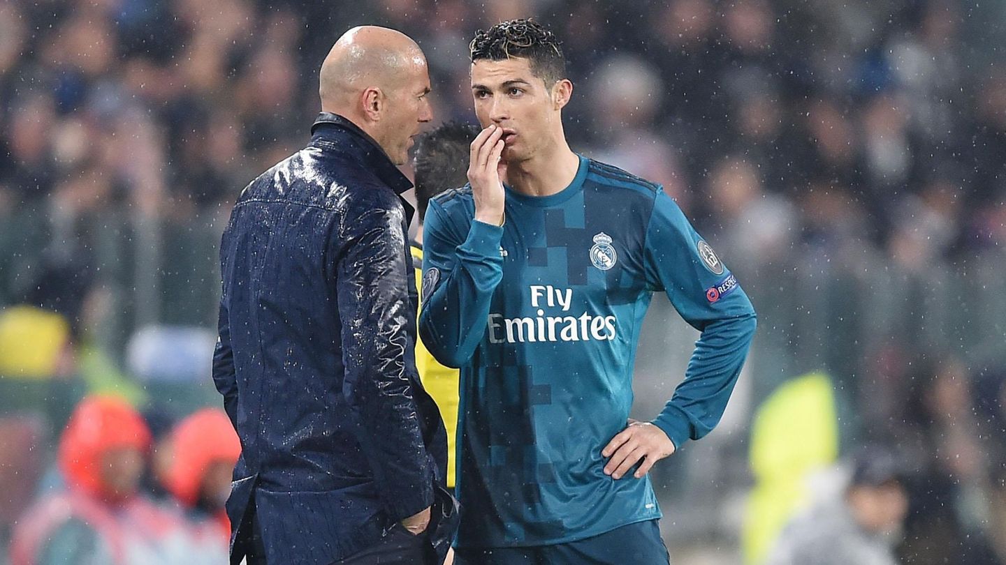 Cristiano Ronaldo recibe instrucciones de Zidane durante el partido contra la Juventus en Turín. (EFE).