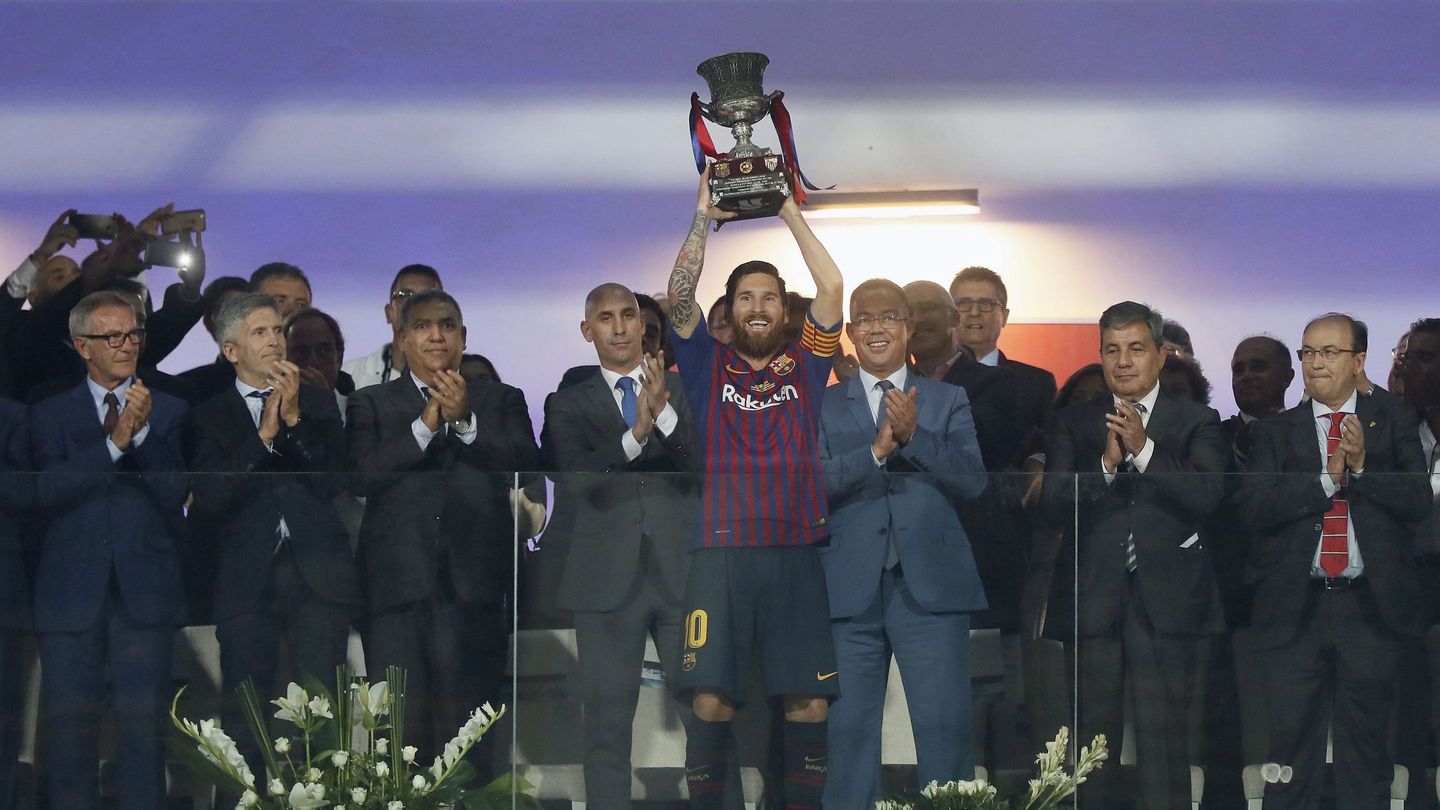 Messi levanta el trofeo de la Supercopa de España en Tánger. (EFE/José Manuel Vidal)