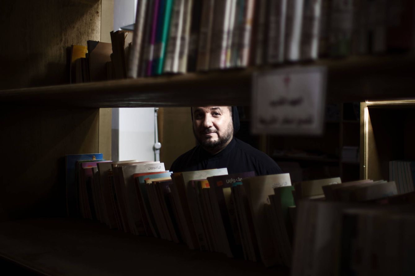 El padre Yusef en la biblioteca del monasterio donde guardan manuscritos y obras religiosas (Foto: Ethel Bonet).