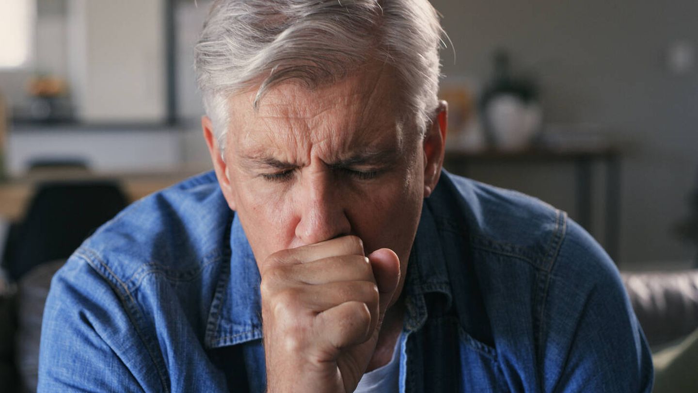 Toses y estornudos pueden provocar escapes de orina. (iStock)